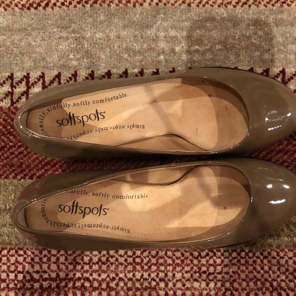 Soft spot patent leather heels in taupe size 8 - Picture 7 of 7